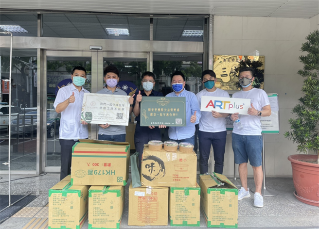 新北市议员廖宜琨今与「糊涂里公益俱乐部」总经理杨安康分送爱心防疫便当给各分局员警。（三峡分局提供）