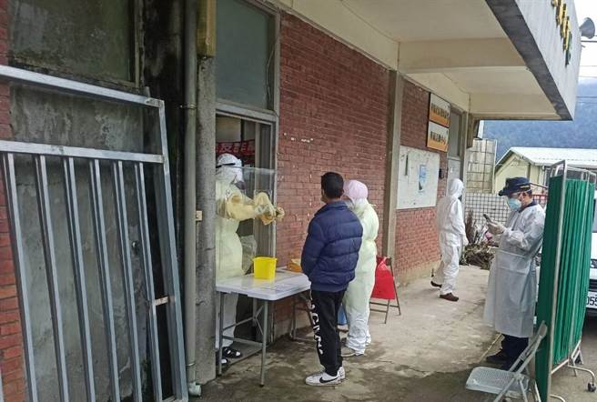 衛生局今日委由埔里基督教醫院至仁愛鄉華岡地區民眾專案採檢，篩檢結果出爐，14名接觸者與1名員警，15人篩檢結果全部為陰性。（南投縣府提供／盧金足南投傳真）
