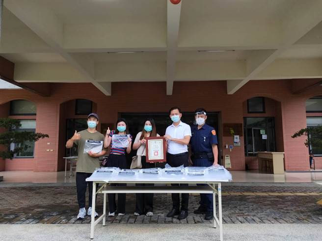 家住太平的陈姓姊妹花在西区向上路小巷弄创业，有感警察的辛劳，特别捐赠太平警分局防刮(雾)抗UV防疫面罩及口罩一批。（台中太平分局提供／冯惠宜台中传真）