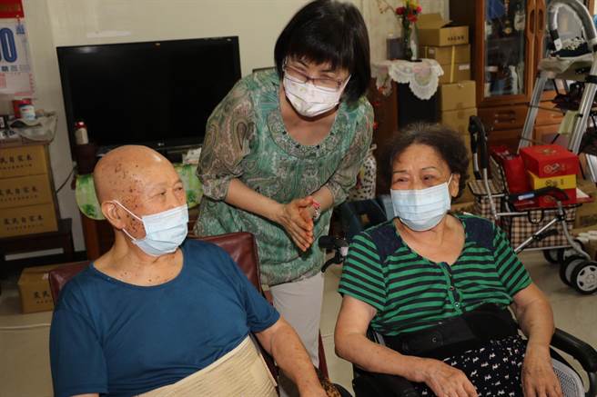 92岁李左任、89岁卢月娥夫妇一辈子省吃俭用，近日有感疫情严峻，捐出毕生积蓄100万元给新北市府作为防疫基金，盼帮助更多人度过难关。（新北市府提供）