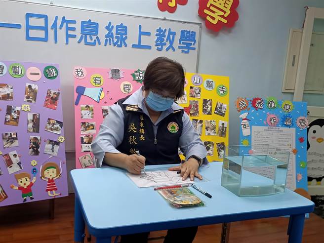 羅東鎮長吳秋齡重拾教鞭，臨時充當幼兒園老師，幫孩子們線上教學。 （胡健森攝）