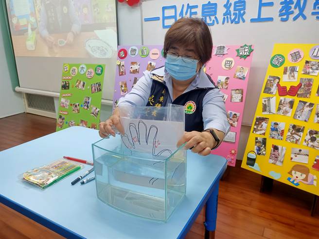 羅東鎮長吳秋齡重拾教鞭，臨時充當幼兒園老師，幫孩子們線上教學。 （胡健森攝）