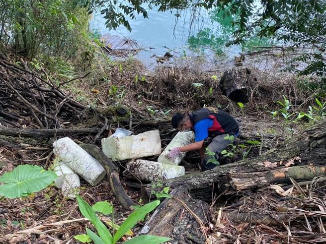 日月潭国家风景区管理处委由民间展开日月潭垃圾清理，捞出许多浮筒、宝特瓶、保丽龙，预计花费两周时间才能清理完毕。（日月潭国家风景区管理处提供／卢金足南投传真）