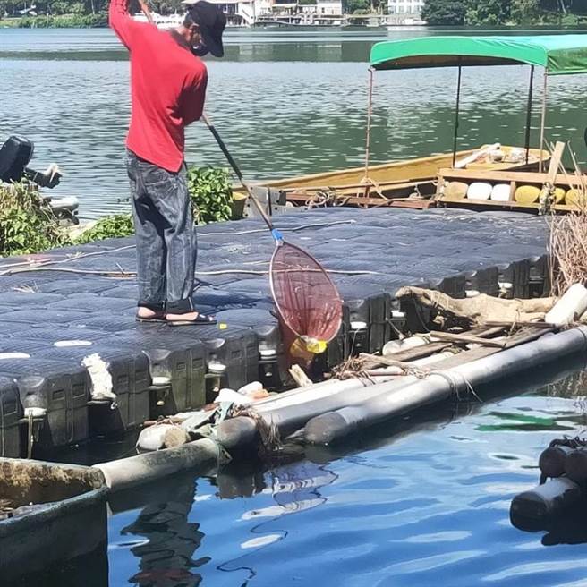工作人员捞出很多宝特瓶、饮料罐、玻璃瓶、帽子等垃圾。（日月潭国家风景区管理处提供／卢金足南投传真）