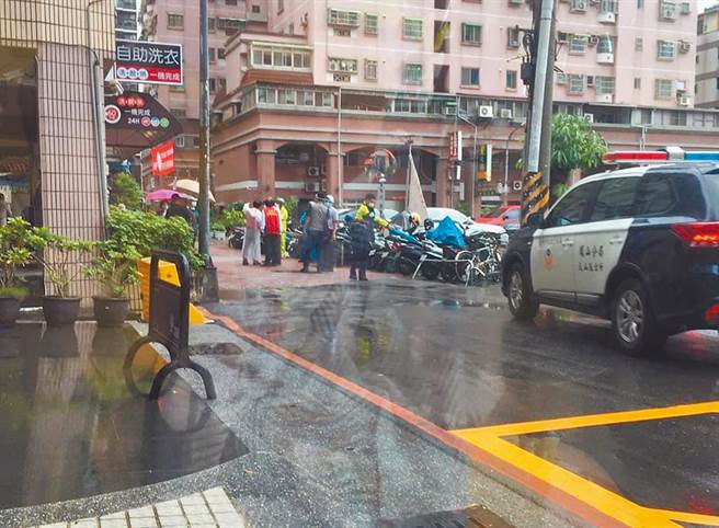 高雄鳳山某大樓29日下午傳出有住戶確診，市府昨緊急對該棟樓實施「清零專案」。（民眾提供／袁庭堯高雄傳真）
