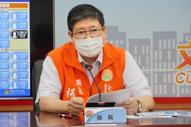 县长杨文科说明新竹县30日没有确诊个案，将对竹东2长照机构延长监控。（新竹县政府提供／罗浚滨新竹传真）