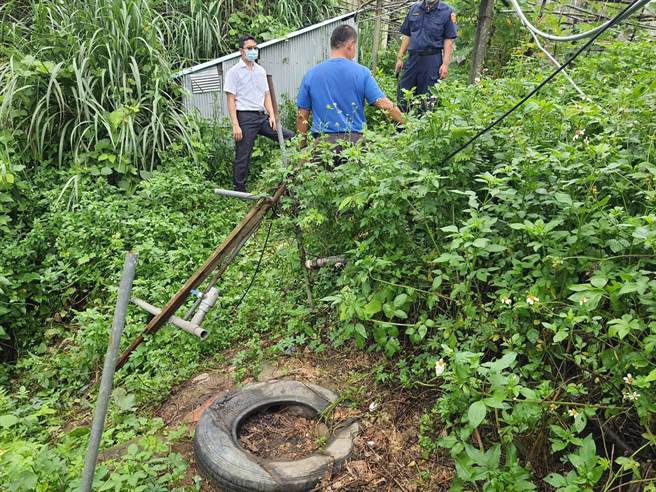 苗栗警大湖分局日前獲報有農家設在菜園的抽水馬達被偷，警方到場勘查。（大湖警分局提供／謝明俊苗栗傳真）