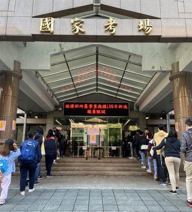 经济部油电糖水四大国营职员招考简章今日(30日)上网，总计录取名额有935名，比原先预估多出337名，可望提高录取率。(图：台电提供)