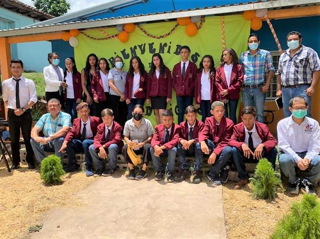 台糖向宏都拉斯小農購買咖啡豆，然後將收入回饋當地，近日協助興建第二所中學，提升學童受教育機會。（圖：台糖提供）