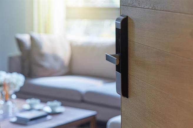 某大樓5樓住戶懶得下樓取餐，常要求外送員送餐到樓上，疑似引起鄰居不滿被貼紙條公審。（示意圖／Shutterstock）