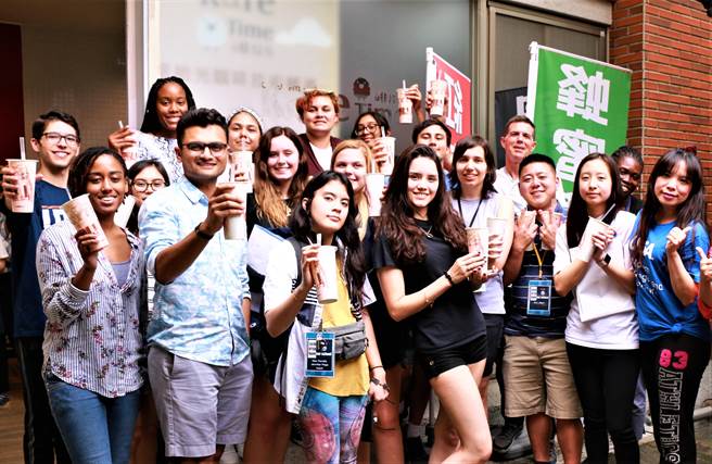 朝阳科大办学绩效亮眼，近年来吸引许多国际学生前来就读。图为疫情警戒前校方举办国际生聚会活动。（朝阳科大提供／林欣仪台中传真）