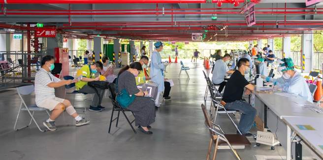 机师怨政府没有顾虑到实际执行面，面对突如其来的变种病毒及匆忙上线的「7＋7」公司排班困难，上班前一天才拿到班表。（桃园市政府提供／姜霏桃园传真）