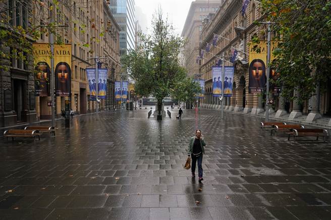 澳洲第一大城雪梨（Sydney）封鎖兩週，直到7月9日才會解封，而伯斯（Perth）、布里斯本（Perth）與達爾文（Darwin）也進入封鎖狀態，直到近週末才會解除。(圖／路透社)