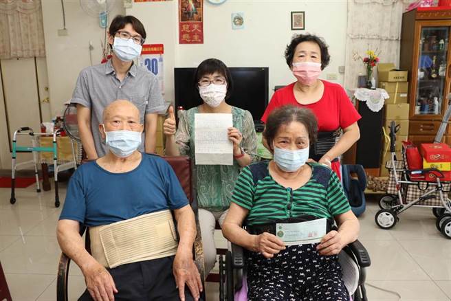 李左任阿公和卢月娥阿嬷捐出100万元积蓄给新北市防疫基金， 社会局长张锦丽（中）专程前往致谢 ，后排分别为阿公的女儿和孙子。（新北市社会局提供）

