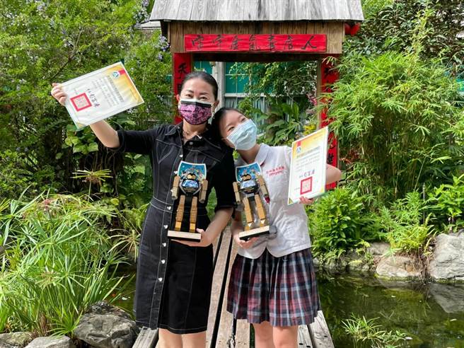 109学年全国技艺教育绩优人员，树德家商美容科老师赵自屏和学生吴孟芳双双获选。（校方提供）