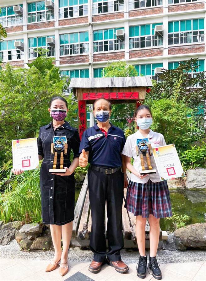 109学年全国技艺教育绩优人员，树德家商美容科老师赵自屏和学生吴孟芳双双获选。（校方提供）