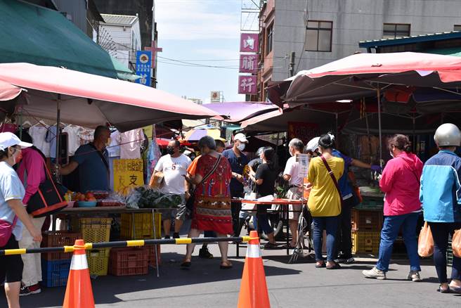 苗栗县施打莫德纳疫苗，部分支援市场人流管制任务的基层公务人员无法列入施打名单。（谢明俊摄）