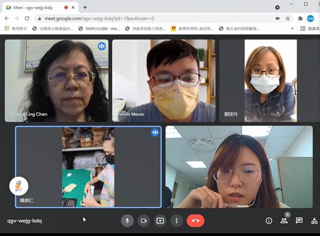 身障员工(左下)及主管(右上)与专业团队进行视讯评估及讨论。（中彰投分署提供／陈世宗台中传真）