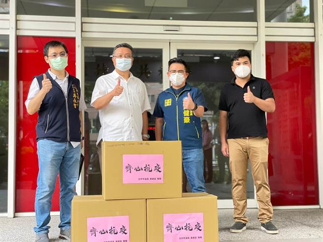 市議員黃健豪30日與嶧玖塑膠公司的企業主，再捐贈N95等級的口罩給市警局，希能提升社區防疫人員的保護力。（市議員黃健豪提供）