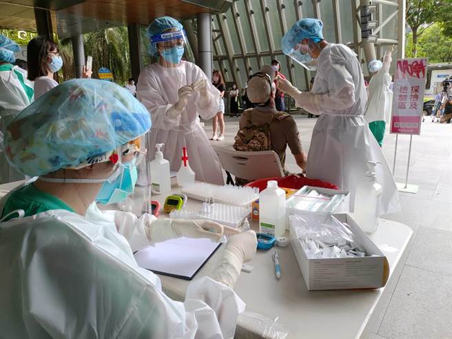 板桥大远百今明快筛上千人 视结果公告明是否营业。（远百提供）