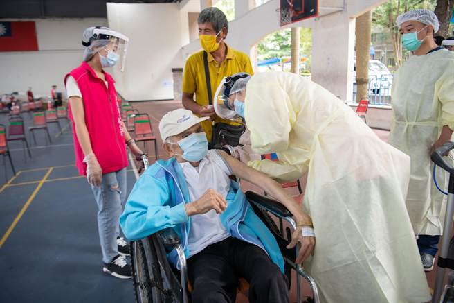 南投县卫生局累积目前获配送剂数达4万600剂，接种人数计3万6617人，完成率90.2％。（南投县府提供／卢金足南投传真）