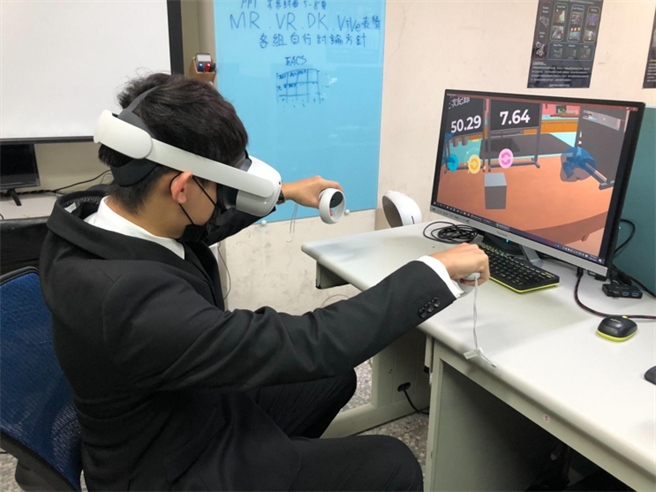 弘光資工系研發VR結合腦波的復健系統，遠距照護減少染疫風險。（圖/弘光科大提供）