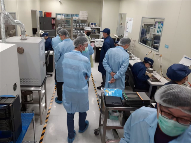 龙华科大五专学子在企业认真实习获肯定。（图/龙华科大提供）