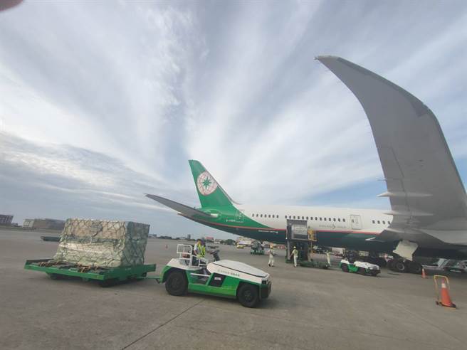 第三批莫德納疫苗抵台了！長榮航空BR-78航班，30日下午載運台灣自購的第三批共41萬劑莫德納疫苗抵台。(陳麒全攝)