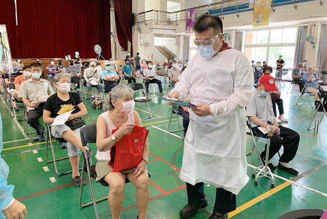 南屯區惠文國小今天出席接種疫苗的長輩異常踴躍。（陳世宗攝）