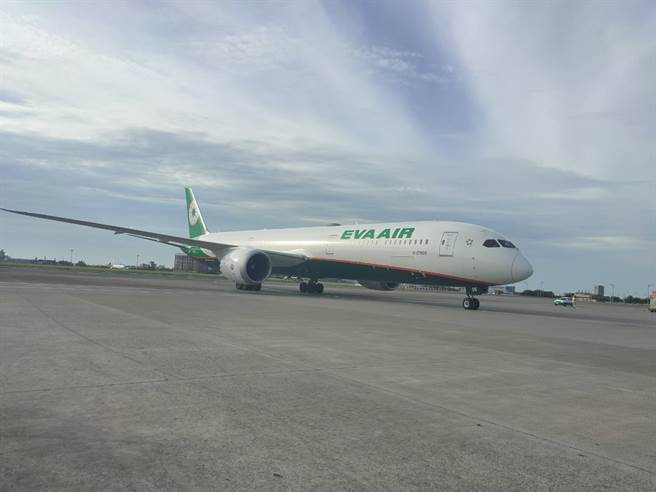 第三批莫德納疫苗抵台了！長榮航空BR-78航班，30日下午載運台灣自購的第三批共41萬劑莫德納疫苗抵台。(陳麒全攝)