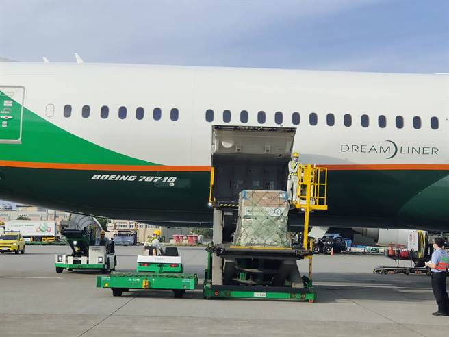 第三批莫德納疫苗抵台了！疫苗抵台後，地勤人員會將疫苗送往長榮空運倉儲，待完成通關程序後，將運送至冷儲物流中心進行後續檢驗封緘作業再提供接種。(陳麒全攝)