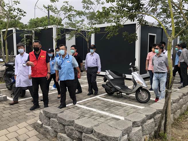 杨镇浯县长今天下午偕金门医院院长侯重光现勘「货柜屋」临时收治区施工进度。（李金生摄）