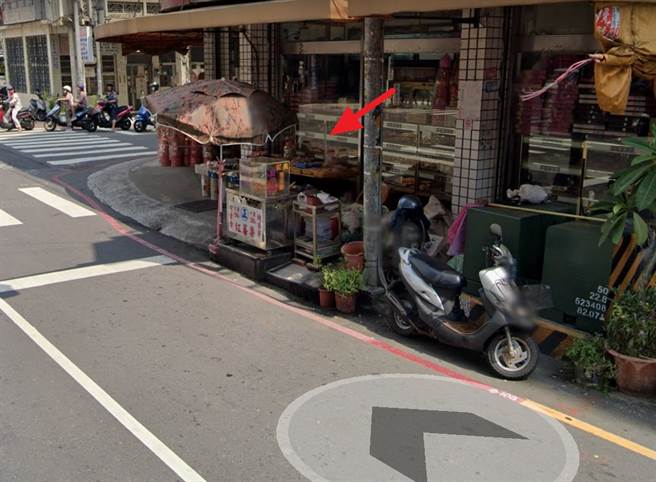 在高市府公布的相关足迹中，发现案14872的母亲在一家无名地瓜摊卖地瓜。（摘自google地图）