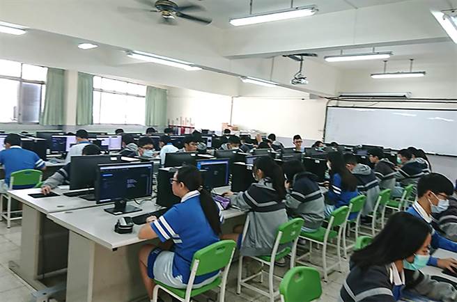 鼓励多元学习，成立共学社群 SIG（Special Interest Group）其中资讯 SIG学生有八成通过并取得第一届Python程式设计证照，成绩斐然。（明道中学提供／黄国峰台中传真）