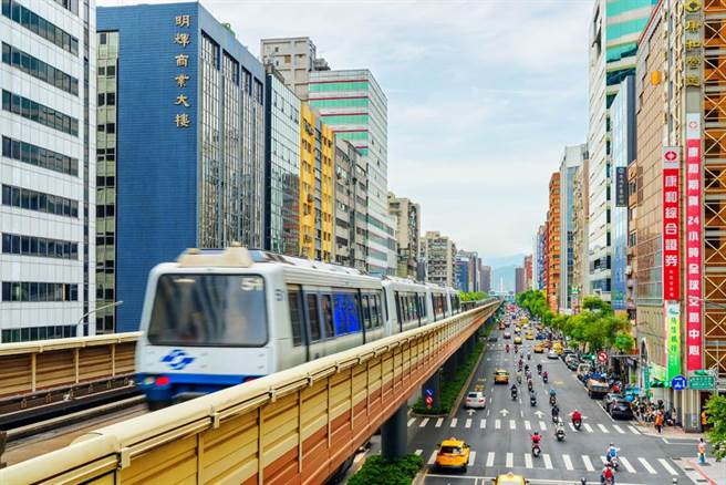 712解封穩了？有網友PO出今(30)日下午台北捷運車廂內的照片，讓一堆人嚇傻怕爆。圖為台北捷運。(達志影像)