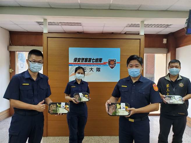 警政署长陈家钦体恤保七总队员警在疫情期间仍积极查缉林务及环保案件的辛劳，特别赠送200份「署长便当」，于今(30)日送达各外勤单位，慰劳员警辛劳。(宋原彰翻摄)