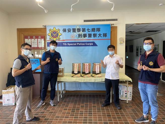 警政署长陈家钦体恤保七总队员警在疫情期间仍积极查缉林务及环保案件的辛劳，特别赠送200份「署长便当」，于今(30)日送达各外勤单位，慰劳员警辛劳。(宋原彰翻摄)