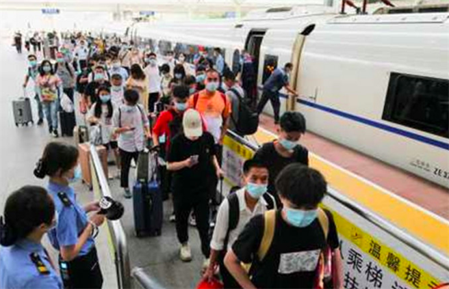 大陸國鐵暑運明日啟動。（新華社）