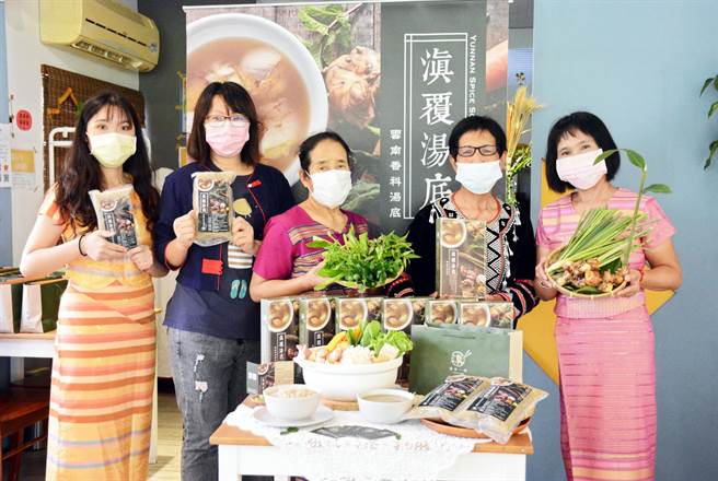 出生里港乡定远自治区的鲁玟言（左），透过滇缅美食常用的香料调味成火锅汤底，盼能顺势推广社区文化。（林和生摄）