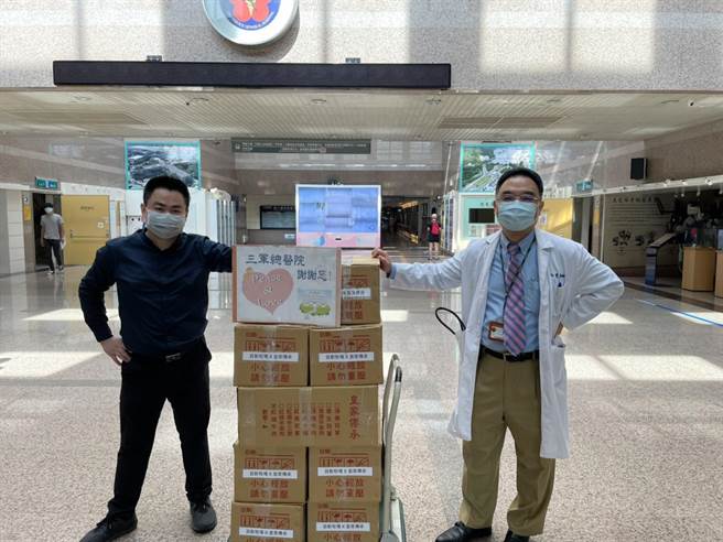 三軍總醫院教授祝年豐（右）與一級嘴砲技術士為老朋友，代表出面接受捐贈。（業者提供