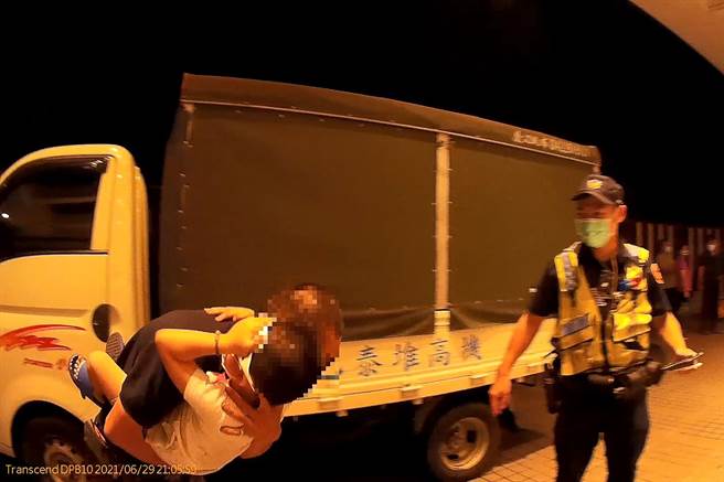 5岁小男童额头受伤，鲜血直流，父亲路不熟，请求雾峰分局万丰所员警带路，员警3分钟带到亚大医院。（雾峰分局提供／黄国峰台中传真）