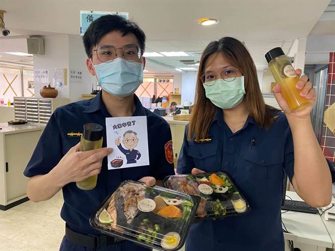 保七總隊今天中午品嚐每個250元的署長便當。（圖：保七刑大提供）