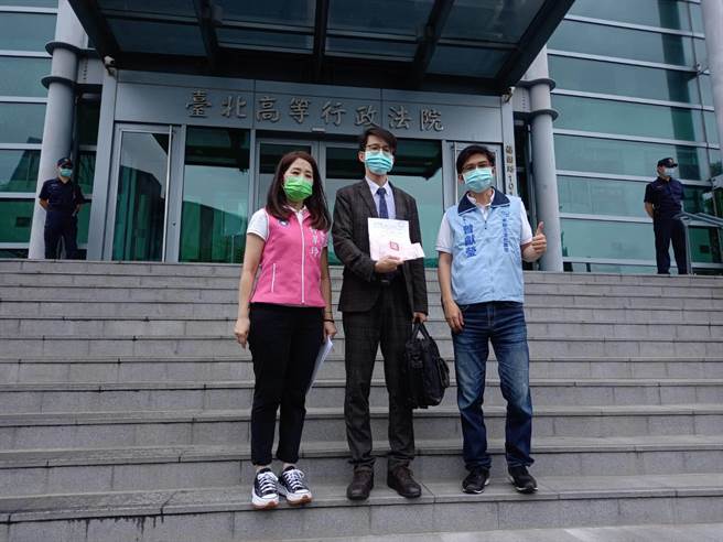 桃園市議員舒翠玲（左）等人提告訴請衛生福利部應於6月底前進口足量疫苗並儘速施打，台北高等行政法院認為「無請求權」判敗訴。（本報資料照片）
