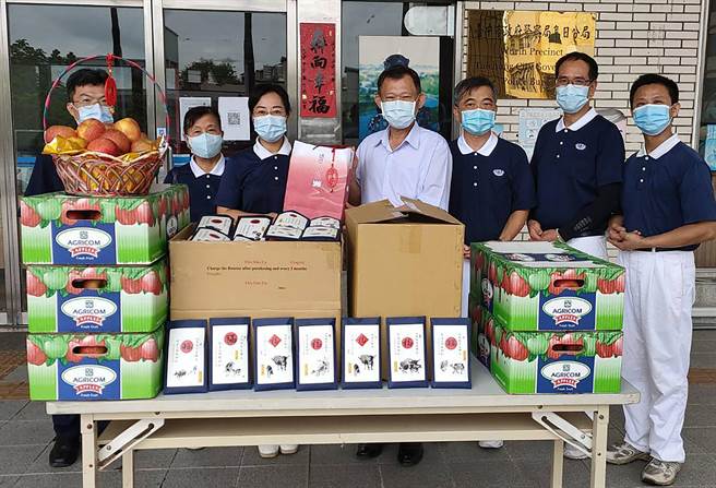 守護第一線警察，執勤防護安全，慈濟中區慈警會暨烏日區組隊師兄師姐，28日特別到烏日分局，致贈6千個防疫口罩。（烏日分局提供／黃國峰台中傳真）