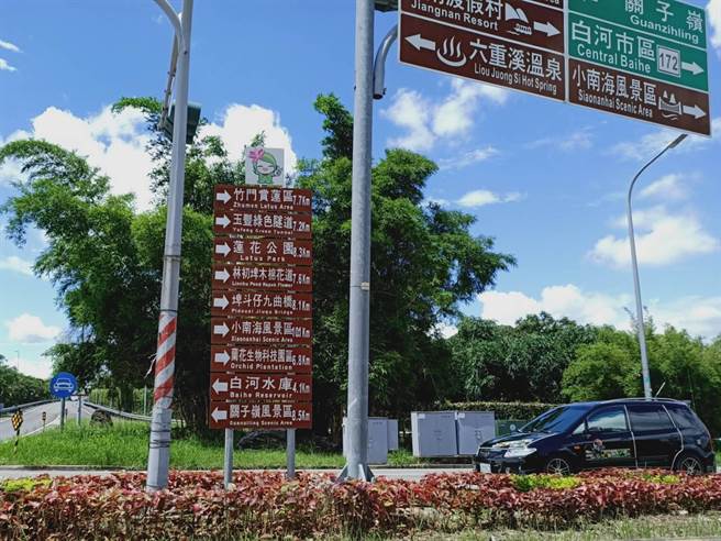 有人建议，应依距离设指示牌，有些太远的景点，可在沿途重要路口设置，不要全都硬塞在同一块牌子。（张毓翎摄）