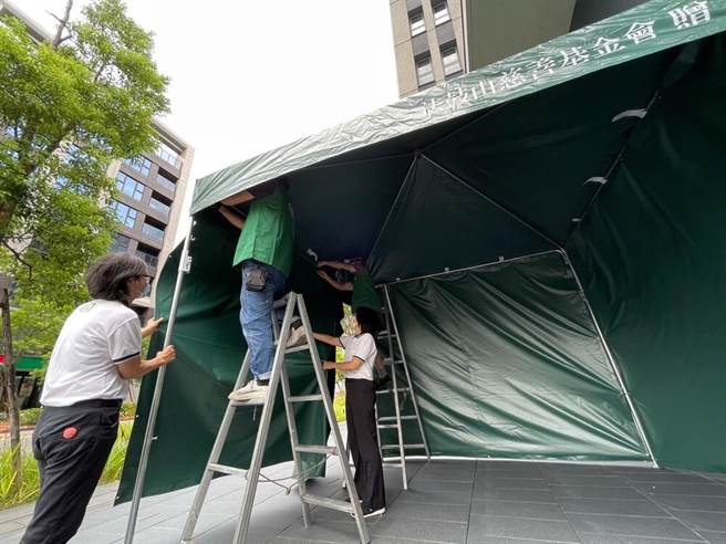 法鼓山捐赠嘉县50顶帐篷，协助疫苗接种工作。（翻摄自法鼓山网站／张亦惠嘉县传真）