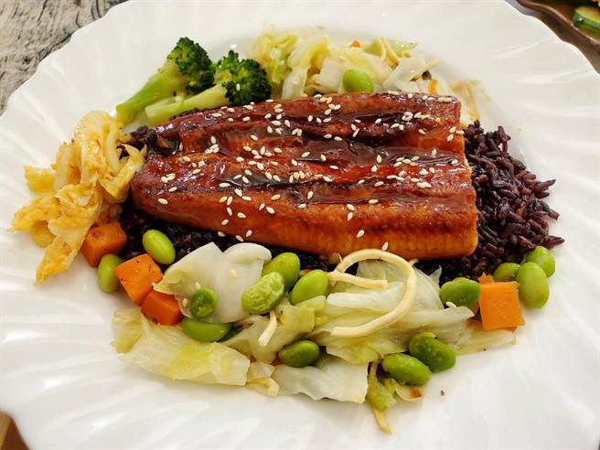 疫情影响鳗鱼外销受阻，云林县口湖乡促销蒲烧鳗订单不断。（金湖休閒农业发展协会提供／张朝欣云林传真）