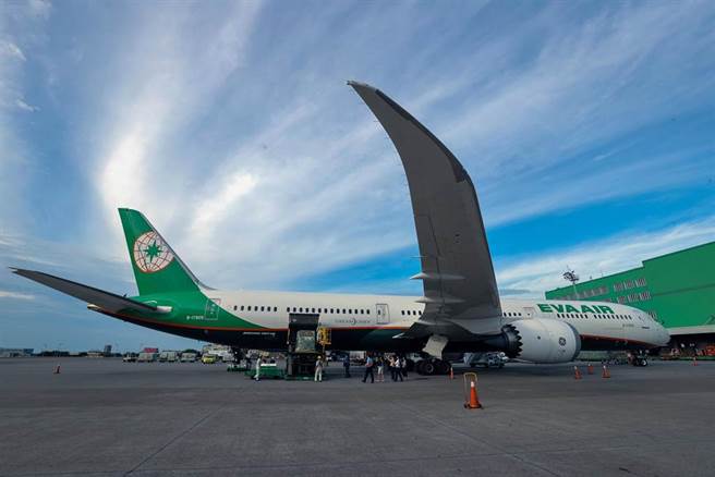 長榮航空BR-78航班30日下午載運台灣自購的第3批共41萬劑莫德納疫苗抵台，該航班是客機載貨，由荷蘭阿姆斯特丹機場起飛，於下午4時46分抵達桃園機場。疫苗抵台後，地勤人員將疫苗卸下，先由海關機邊驗放，再讓拖車送往長榮空運倉儲，待完成通關程序後，將運送至冷儲物流中心進行後續檢驗封緘作業再提供接種。（陳麒全攝）
