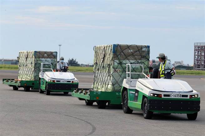 長榮航空BR-78航班30日下午載運台灣自購的第3批共41萬劑莫德納疫苗抵台，該航班是客機載貨，由荷蘭阿姆斯特丹機場起飛，於下午4時46分抵達桃園機場。疫苗抵台後，地勤人員將疫苗卸下，先由海關機邊驗放，再讓拖車送往長榮空運倉儲，待完成通關程序後，將運送至冷儲物流中心進行後續檢驗封緘作業再提供接種。（陳麒全攝）
