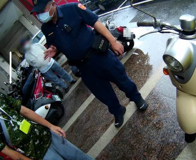 台南市新营警分局中山路派出所员警昨日巡逻时，发现中山路上，有民眾孤身站在路旁淋雨、行径有异。（读者提供／张毓翎台南传真）